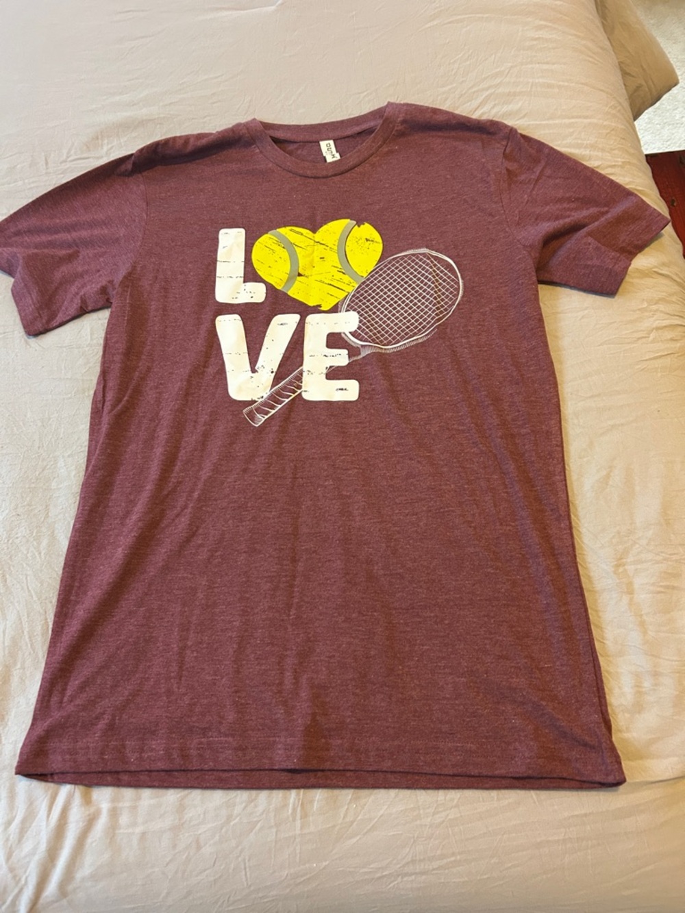 Tennis tee-shirt
Soft light maroon color